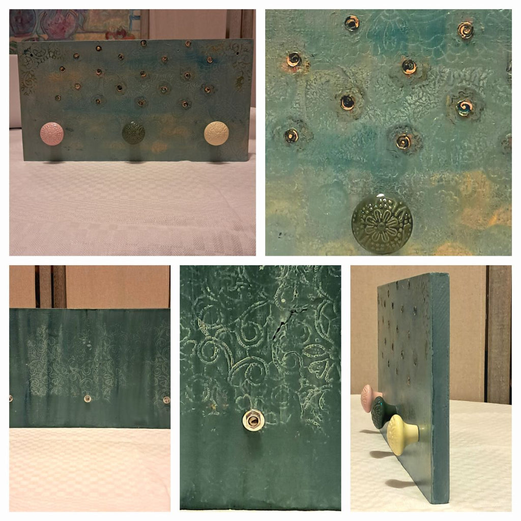 Porte-Manteau Mural Patine Vert Sauge - Motifs Floraux en Relief et Clous Dorés