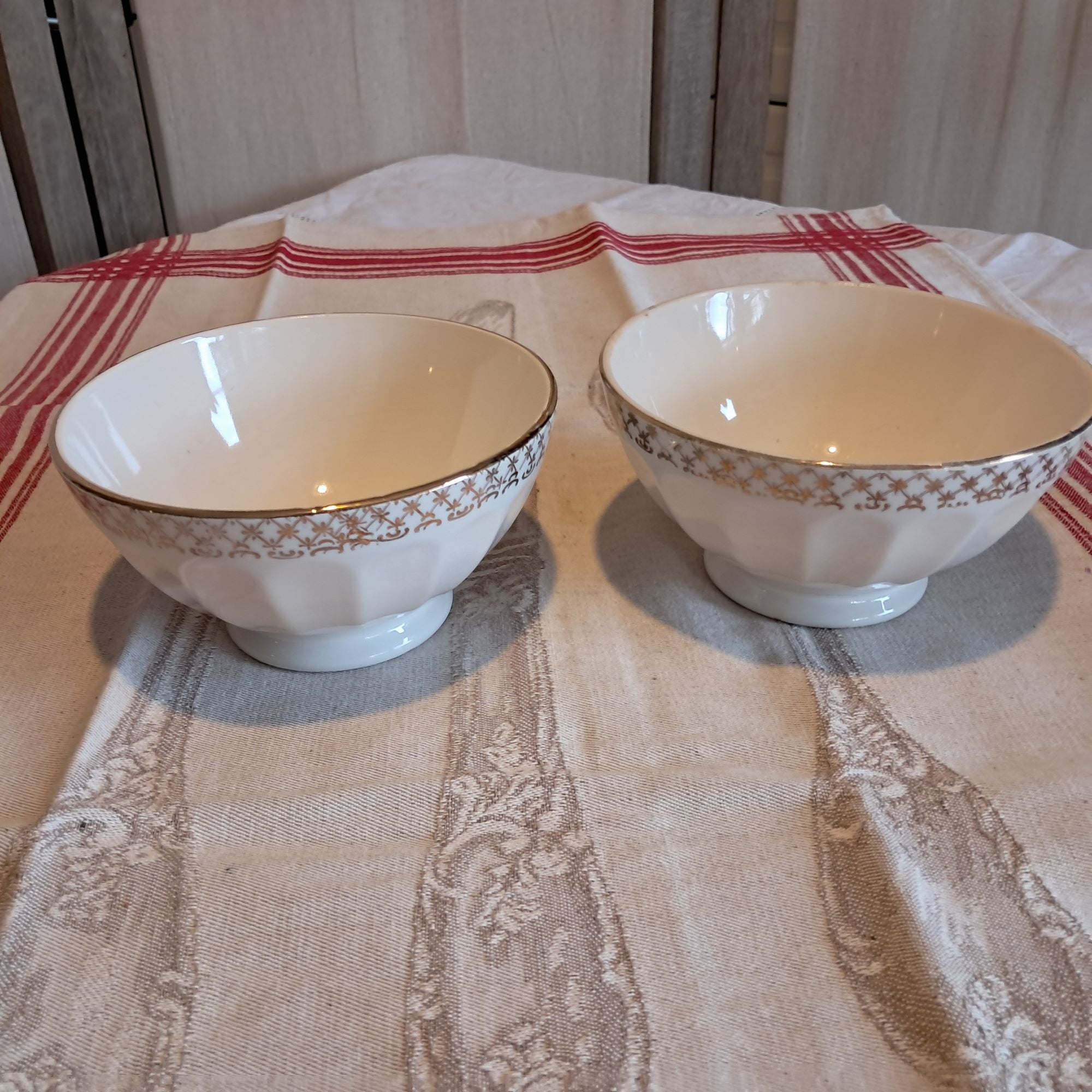 Bols Porcelaine Blanche Facettés Liseré Doré Quadrillage Étoiles Vintage - Impression d'Art Numérique