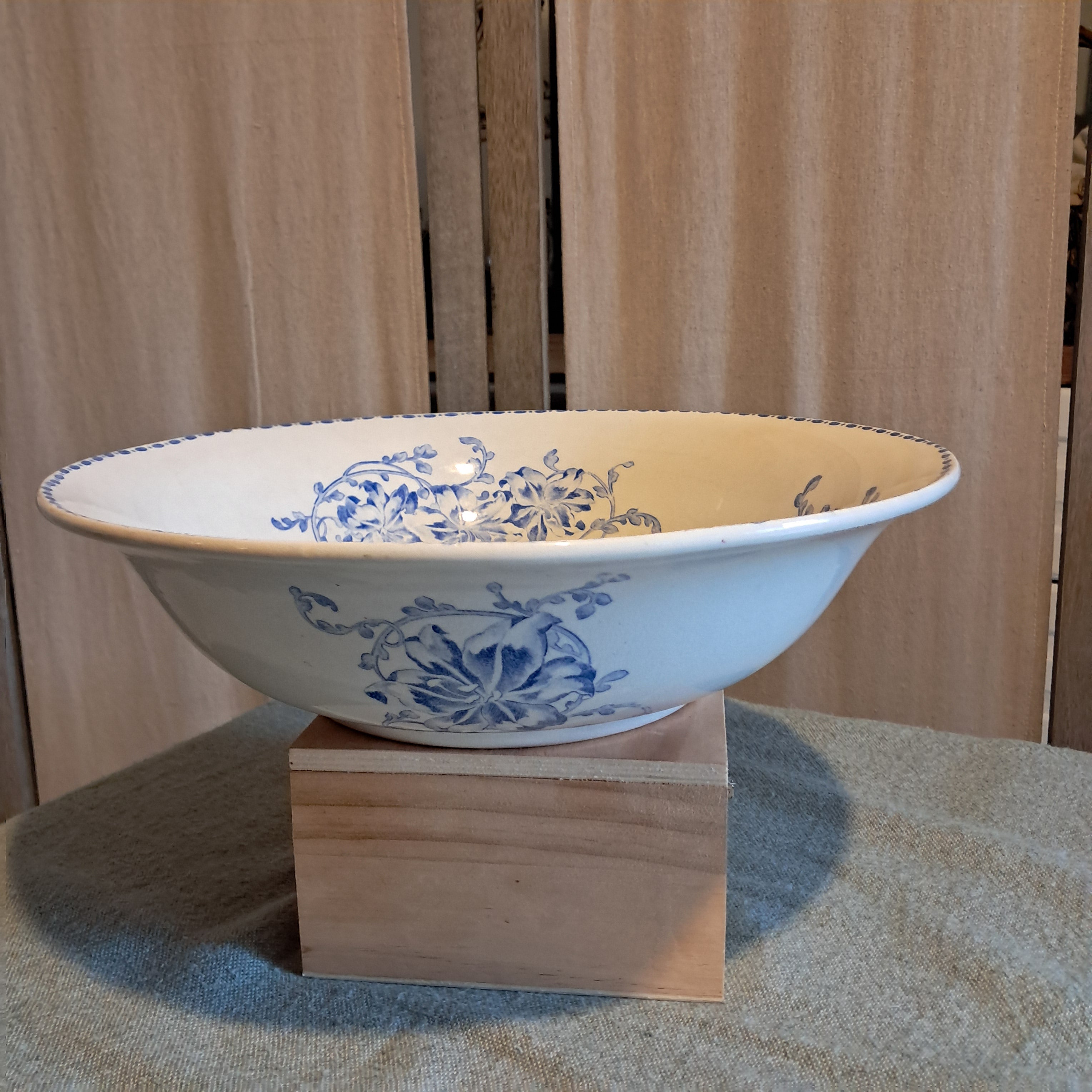 Coupe Blanche Motifs Floraux Bleus Vintage - Impression d'Art Numérique