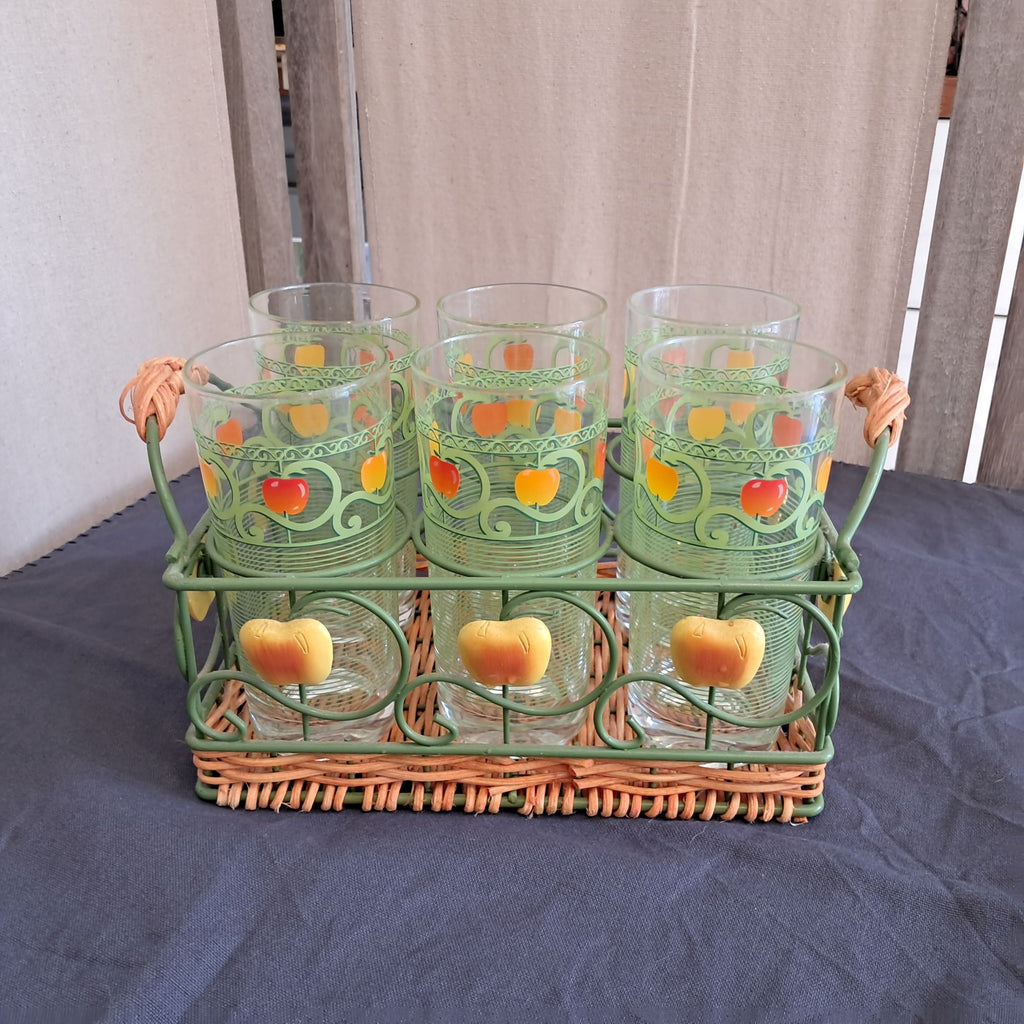 Service Verres Pommes Colorées Panier Osier Vintage - Impression d'Art Numérique