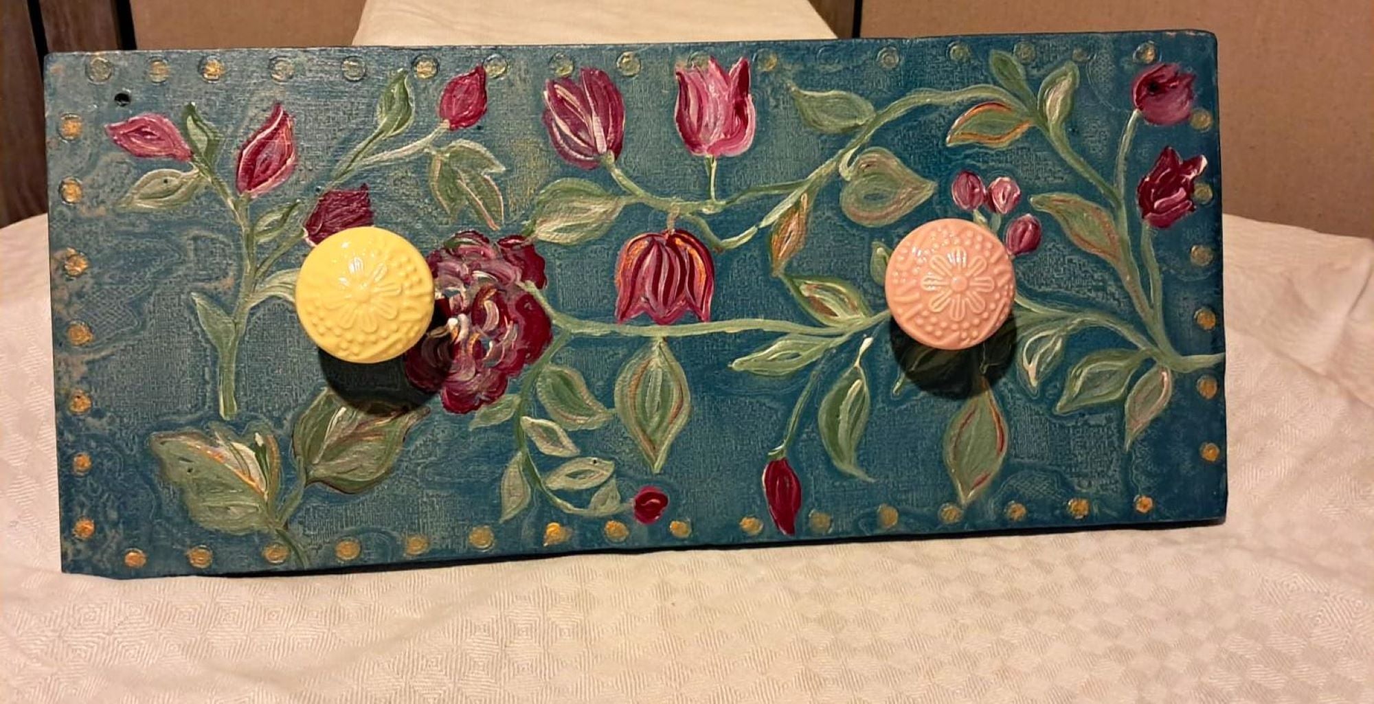 Porte-Manteau Mural Tulipes en Relief - Peinture Texturée sur Fond Turquoise